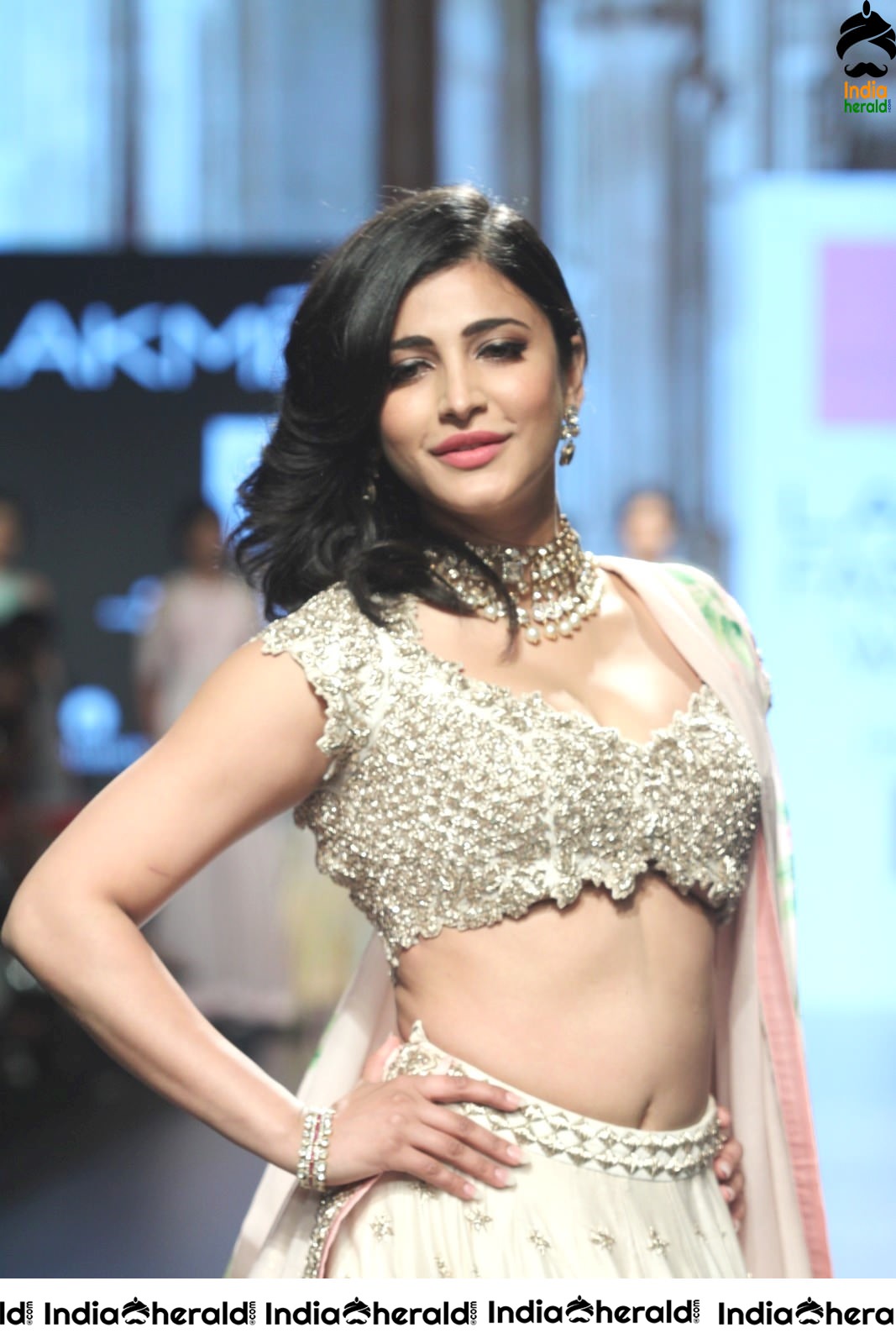 Shruti Haasan Hot Milky Waist And Navel Show As She Turns A