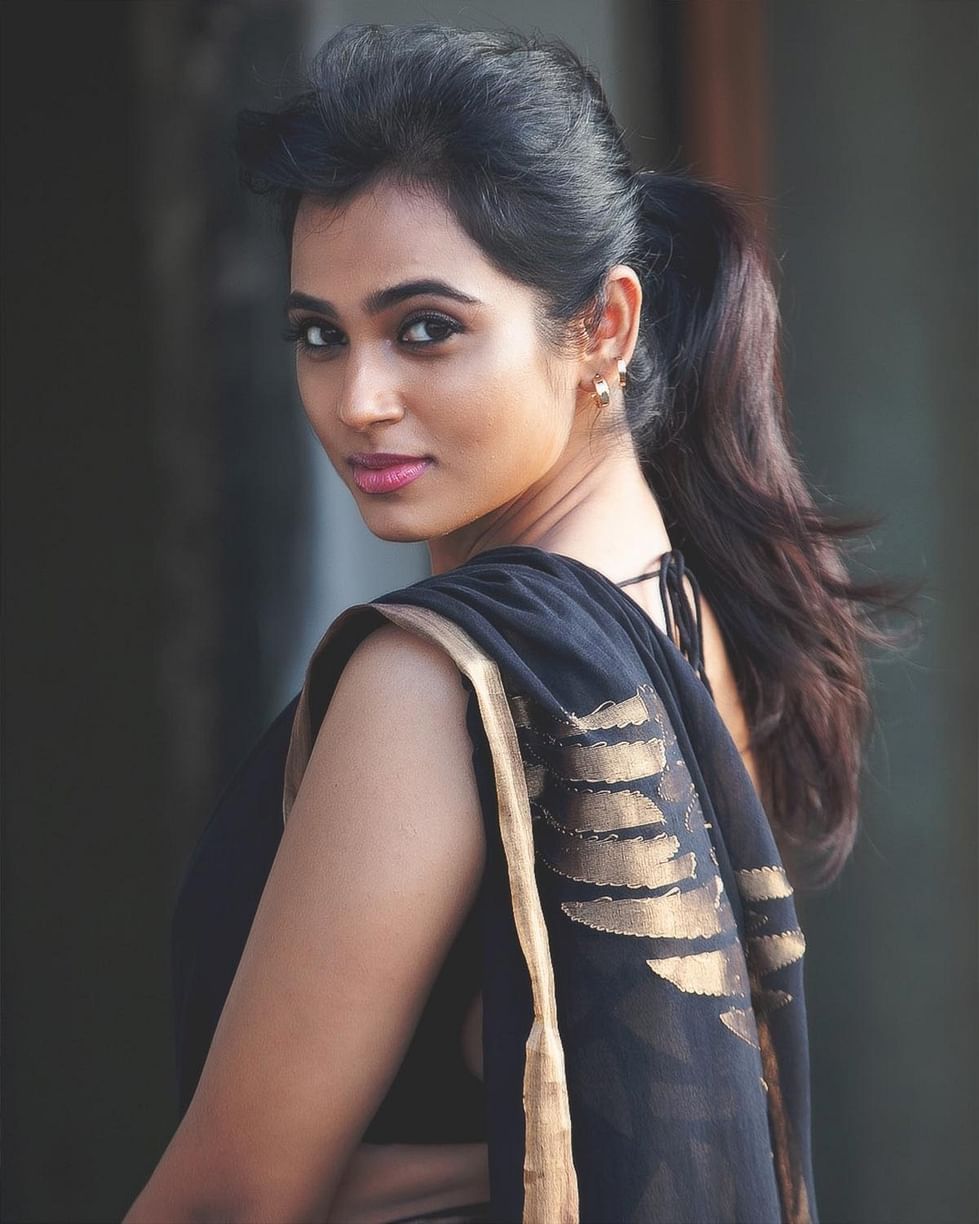 979px x 1224px - Hip Queen Ramya Pandian back with Low Hip Saree Photoshoot