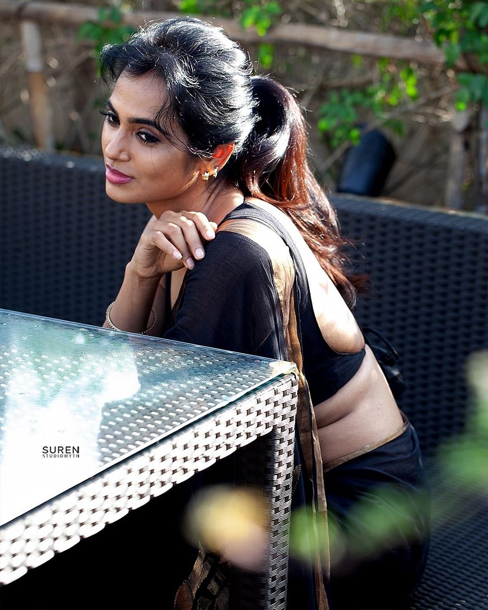 Sex Ramya Photos - Hip Queen Ramya Pandian back with Low Hip Saree Photoshoot