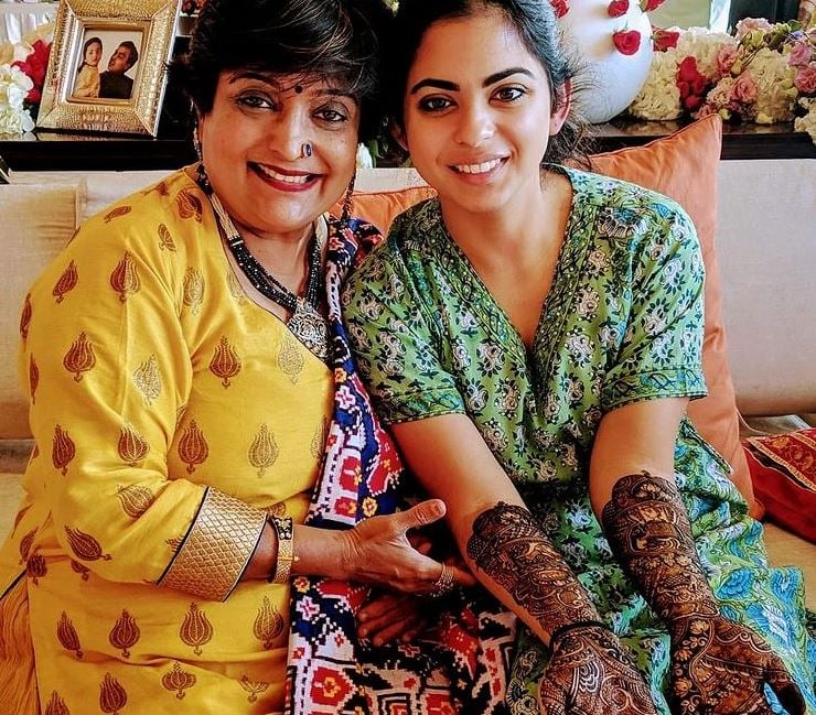 Unseen Pics Of Isha Ambani S Mehandi Ceremony