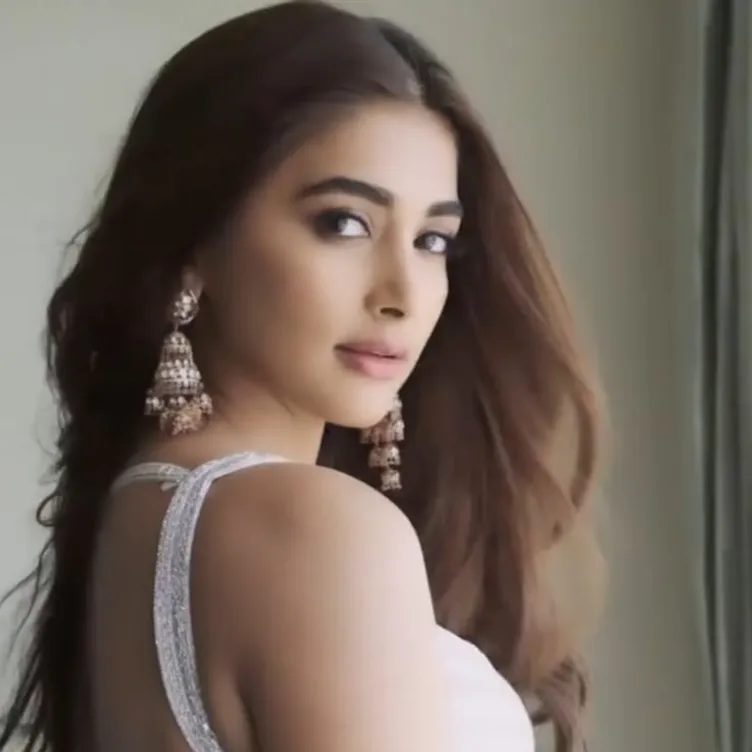 752px x 752px - Pooja Hegde Transparent Saree Video gets 1M likes