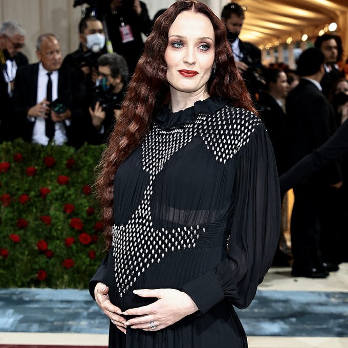 Pregnant Sophie Turner flaunts baby bump in leggings and crop top