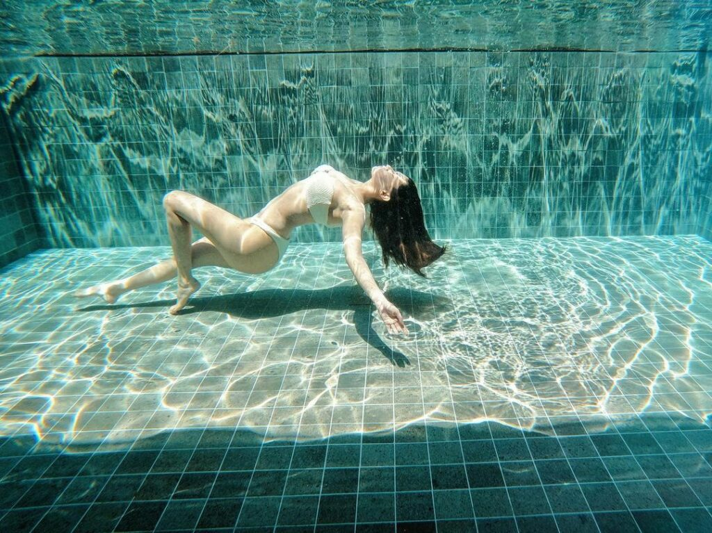 1024px x 767px - Bikini Girl Swimming Underwater - 10 Photos