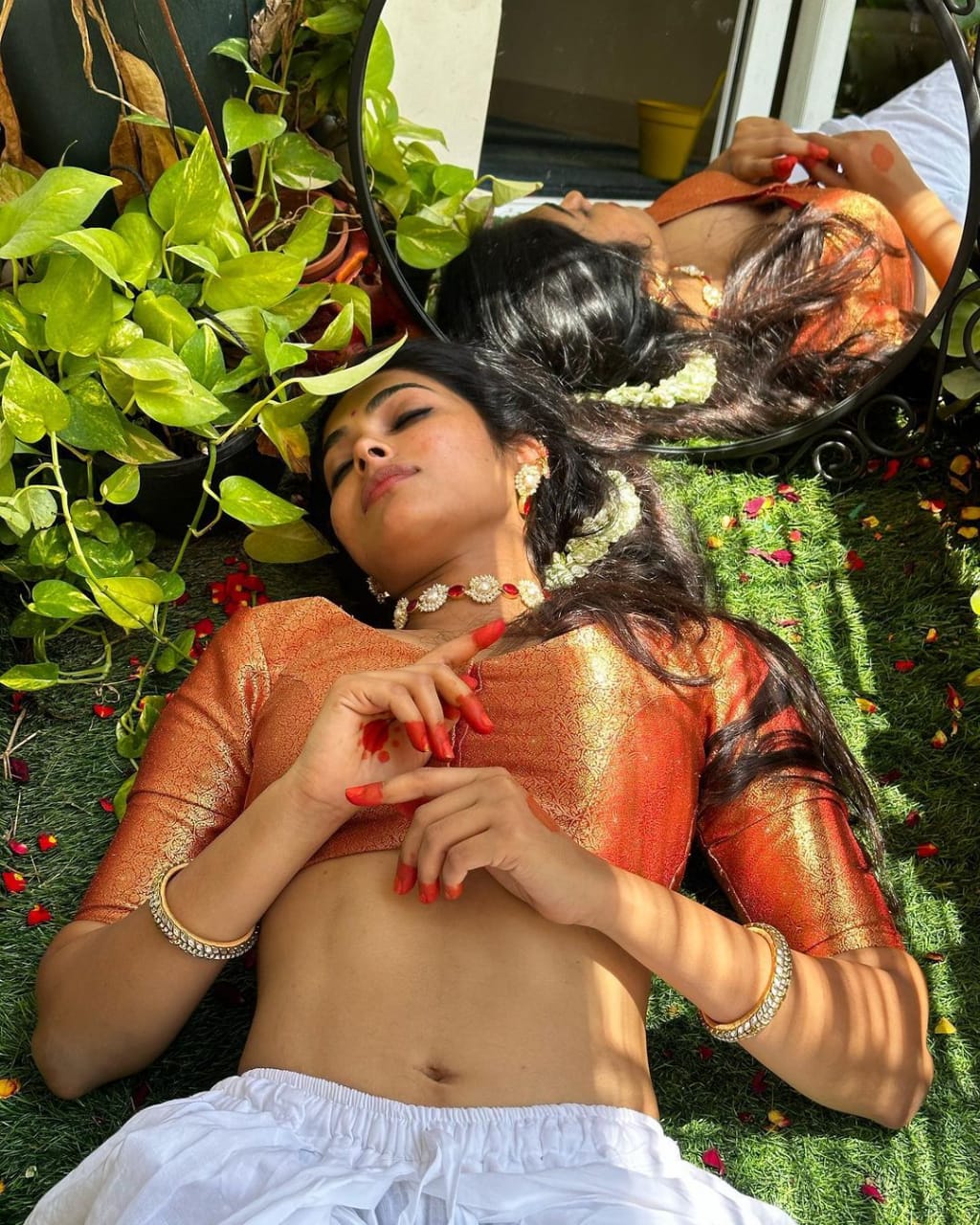 1024px x 1280px - Actress Divi Vadthya s no saree viral photos.