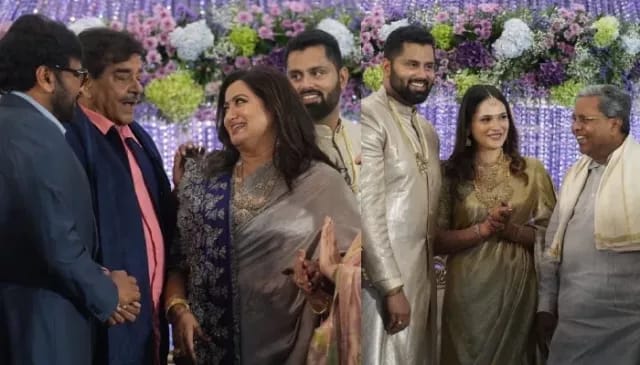 Divya Spandana Sex - Top Stars arrives Abhishek reception,twins in golden dress..