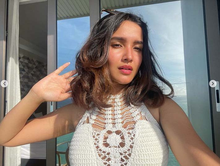 18 Year Anikha Surendran HOT post Triggers Online Toxic Use