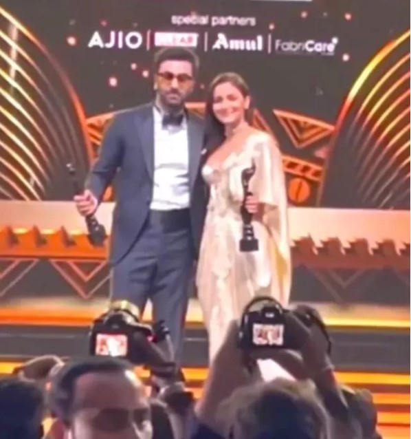 Ranbir Kapoor s Dance to Jamal Kudu with a Sweet Kiss for Wife Alia Bhatt