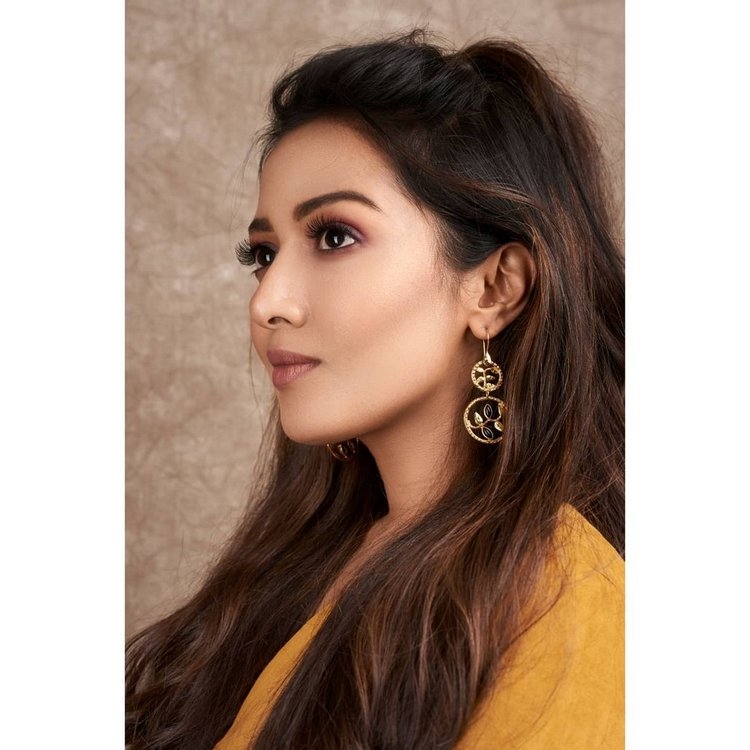 Catherine Tresa New Photos With Cool Looks