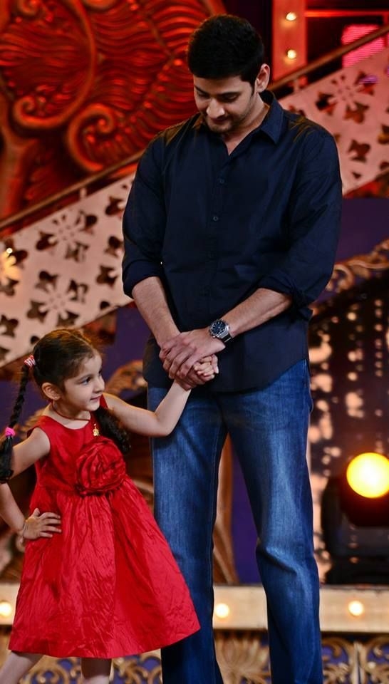 Mahesh photos with her daughter sitara