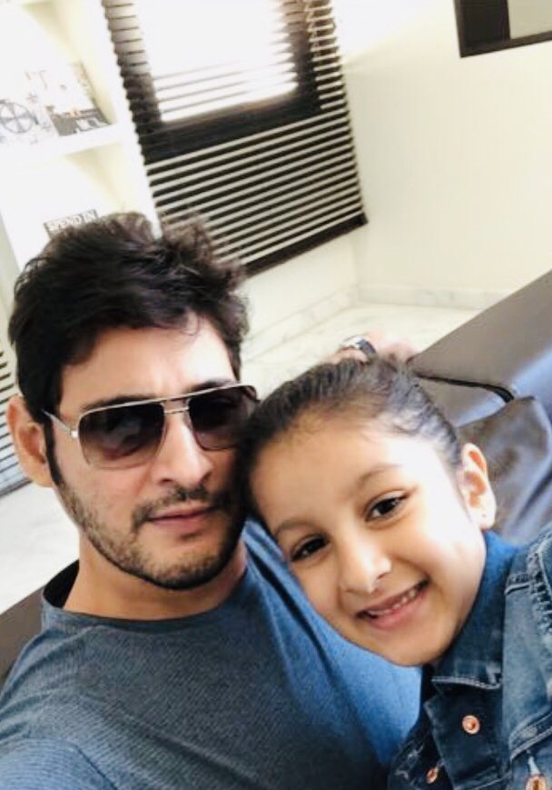 Mahesh photos with her daughter sitara