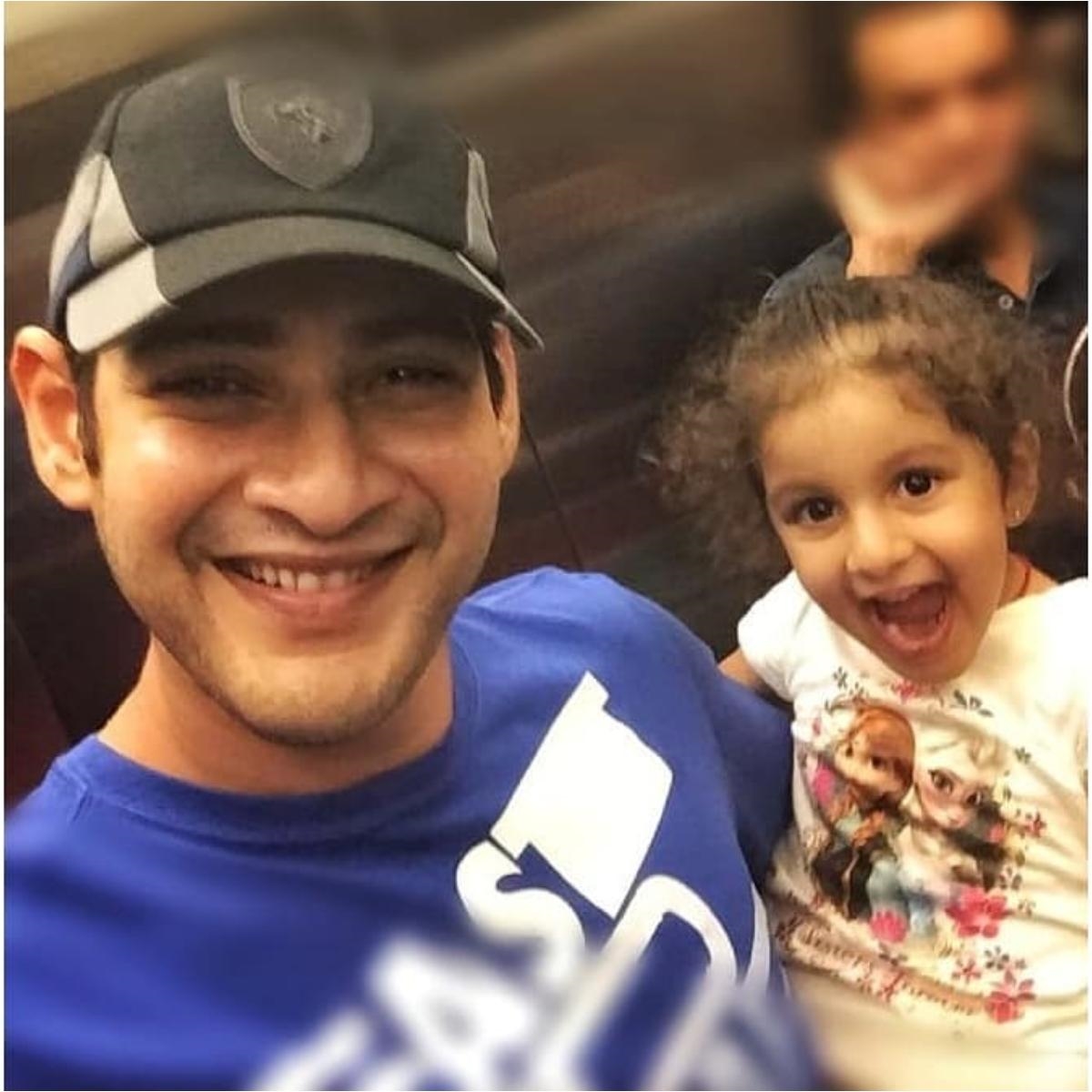 Mahesh photos with her daughter sitara