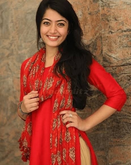 Rashmika Mandanna Receives A Special Request From Fans At The Goodbye  Trailer Launch, Netizens Call It “Srivalli Ki Free Kiss”