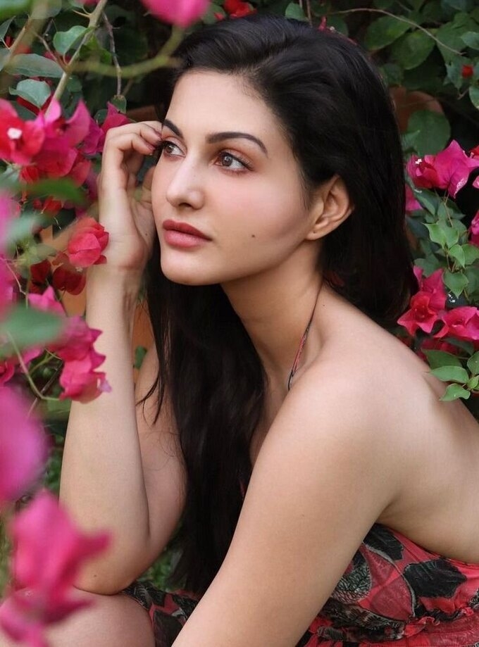 Actress Amyra Dastur Latest Photo Collection