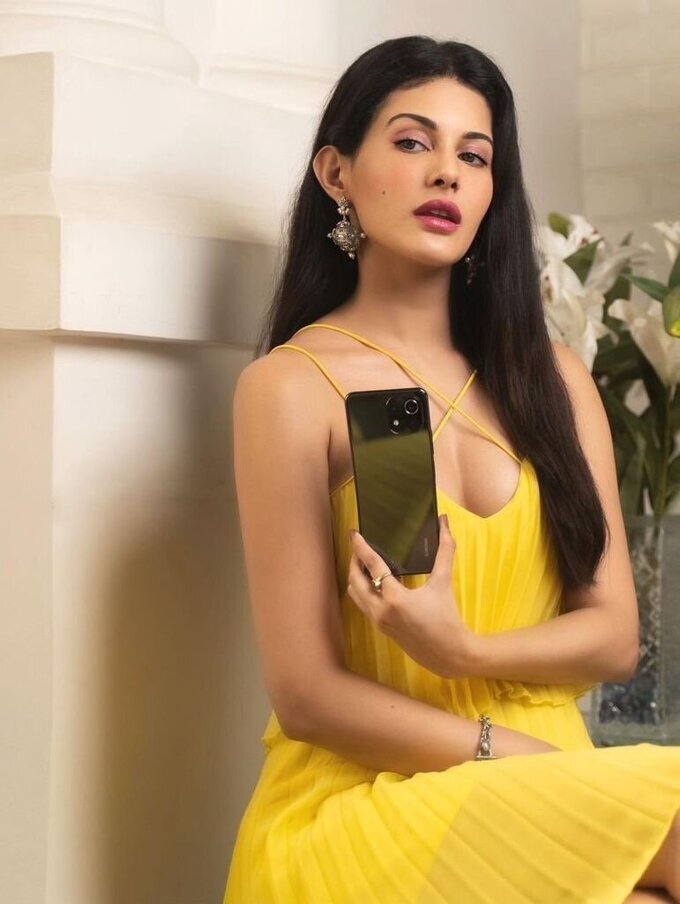 Actress Amyra Dastur Latest Photo Collection