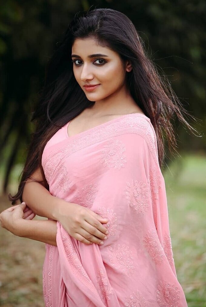 Actress And Model Mirnaa Adhiti Menon Latest Stunning Images