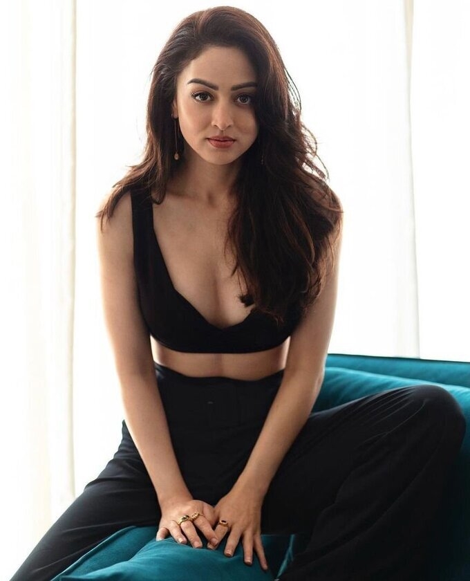 Actress And Model Sandeepa Dhar Hot Stunning Images