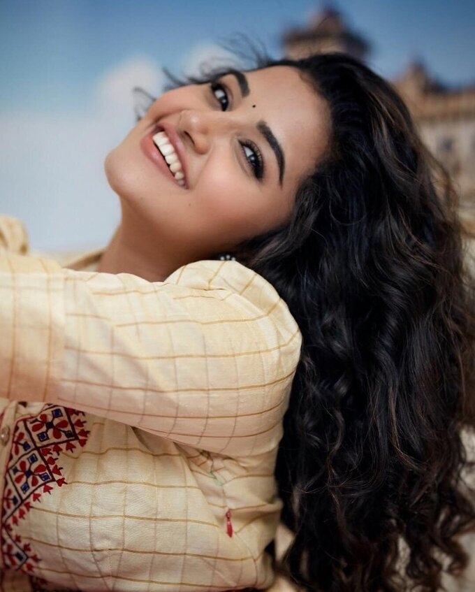 Actress Anupama Parameswaran Cute Vintage Images