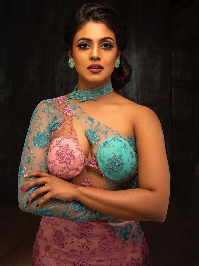 Actress Iniya Latest Hot Images