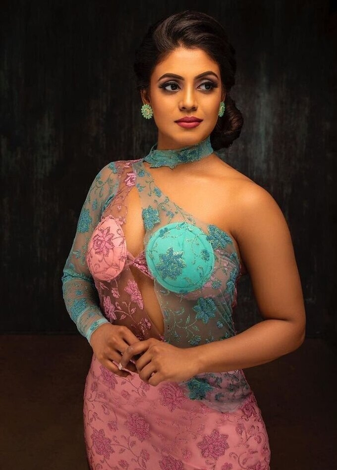 Actress Iniya Latest Hot Images