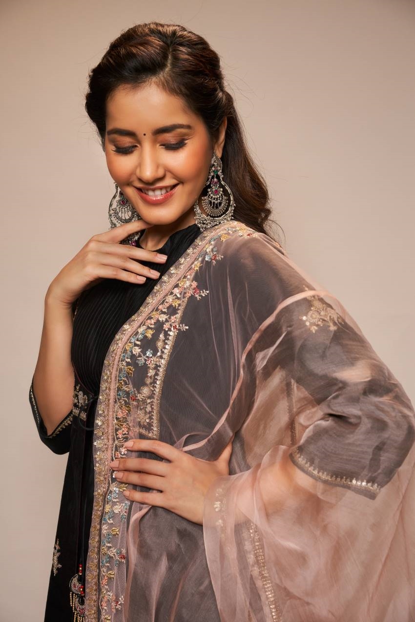 Actress Raashi Khanna Cute Images