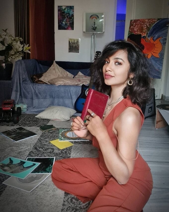 Actress Tejaswi Madivada Hot Images