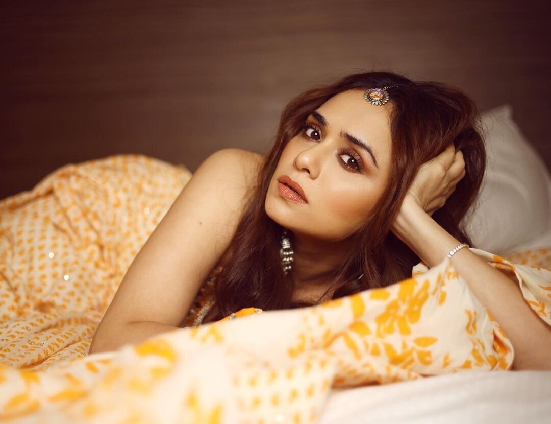 Amruta Khanvilkar Amazing Looks Images