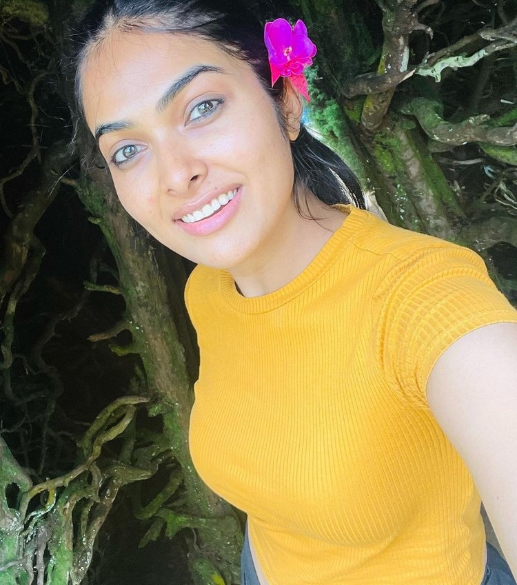 Divi Vadthya New Photos In Yellow