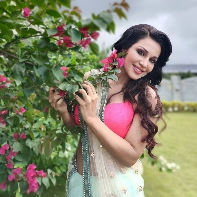 Flora Saini Photos In Shoot