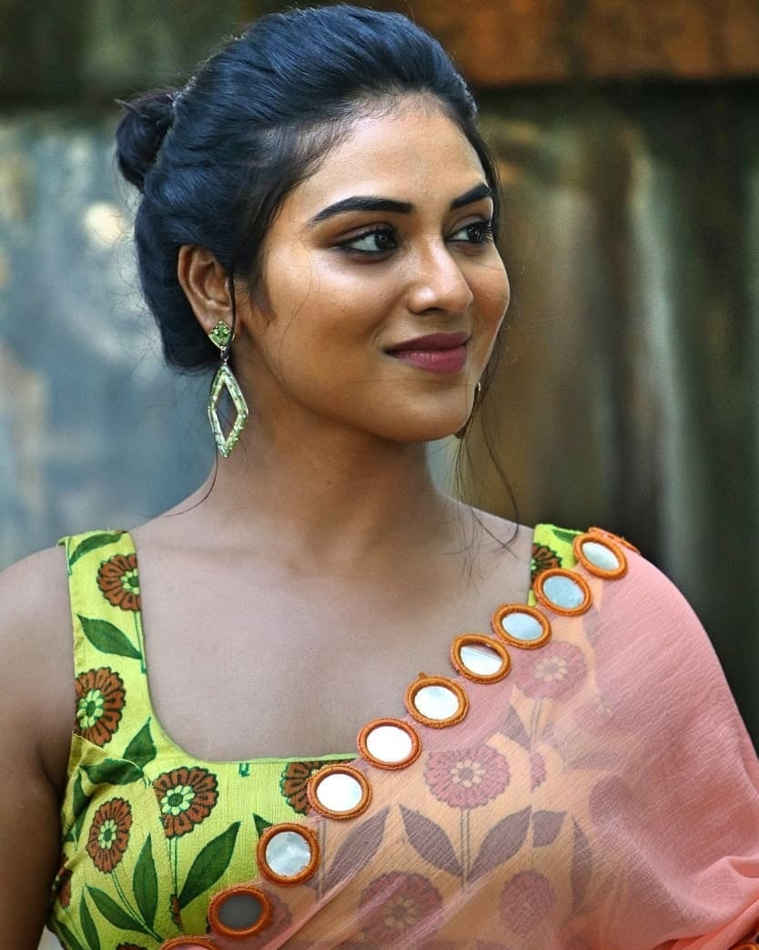 Indhuja chubby photos in saree