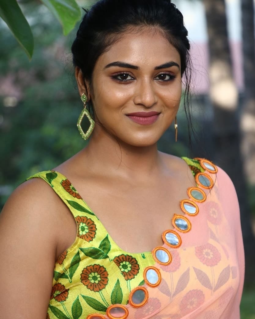 Indhuja chubby photos in saree