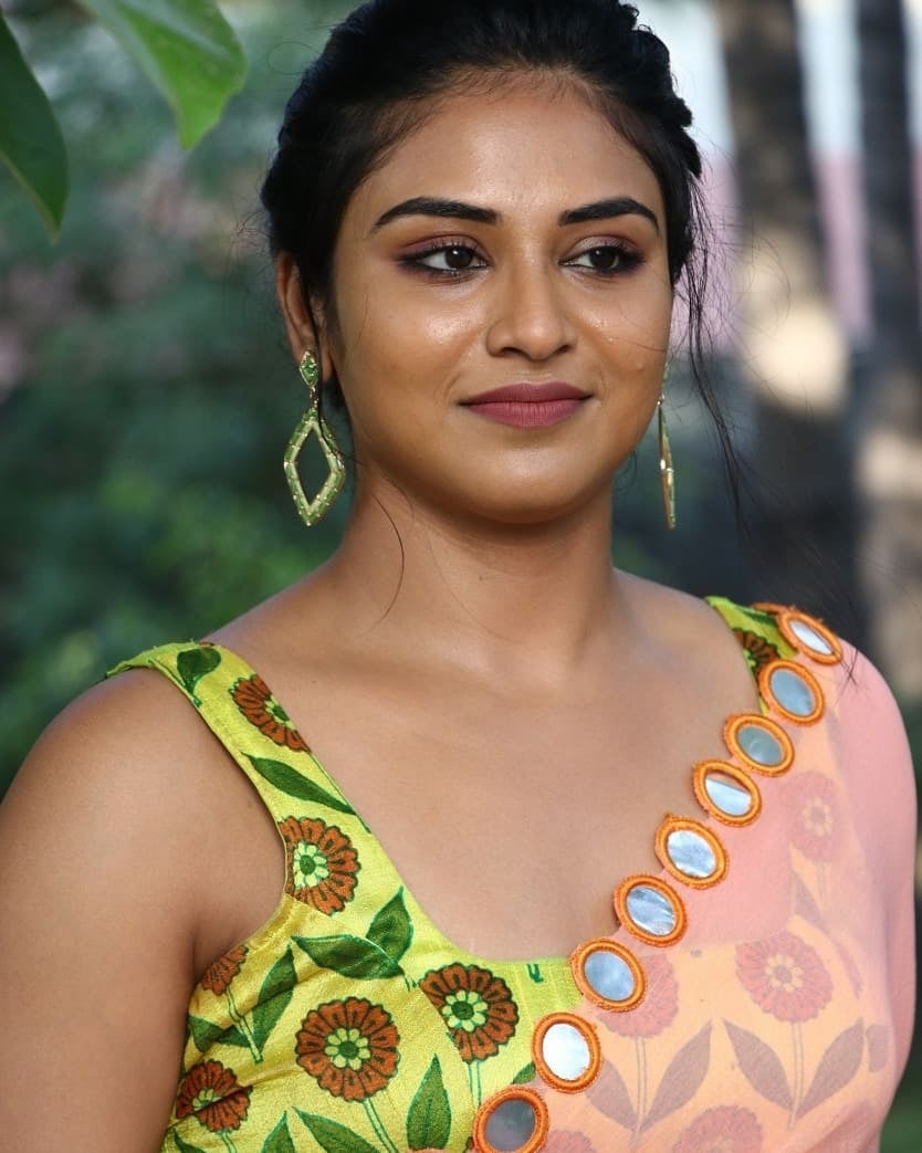 Indhuja chubby photos in saree