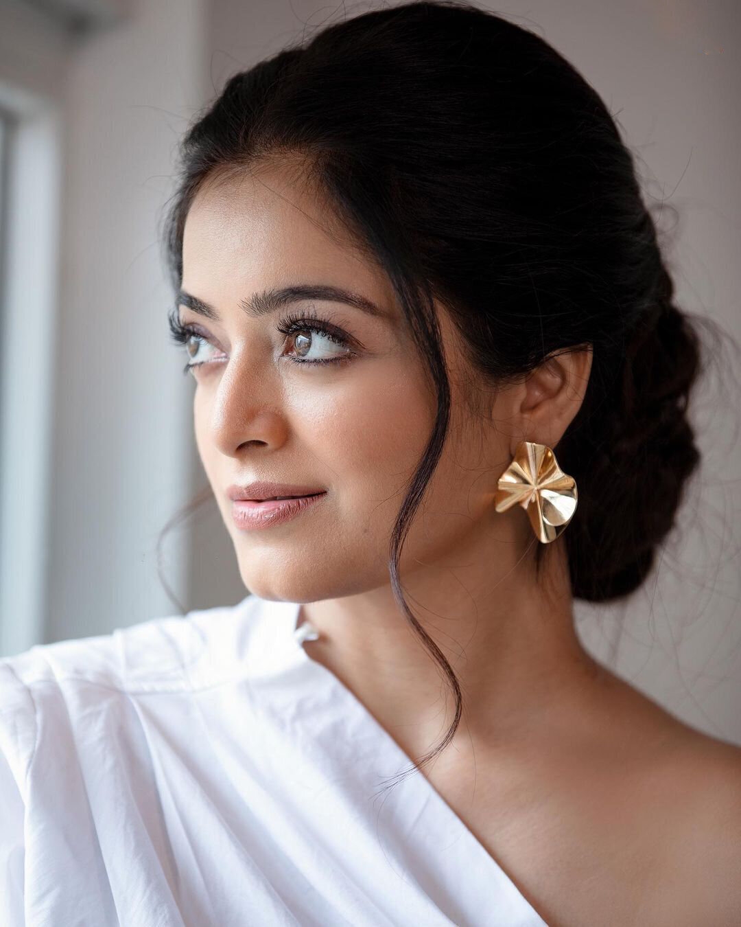 Janani Iyer Amazing New Photos