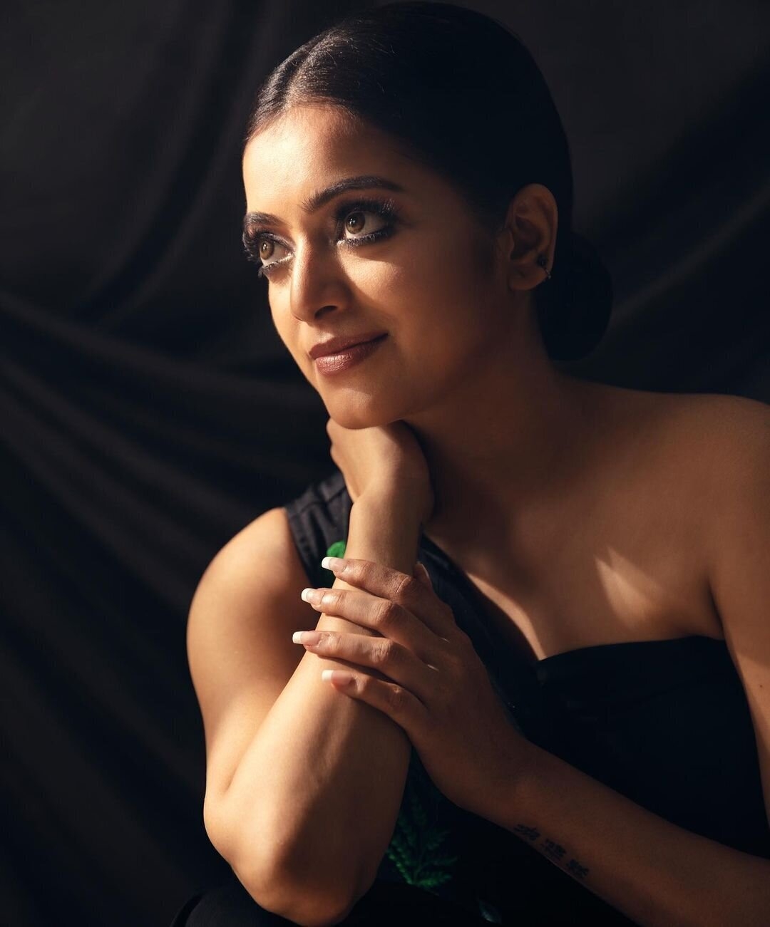 Janani Iyer Amazing New Photos