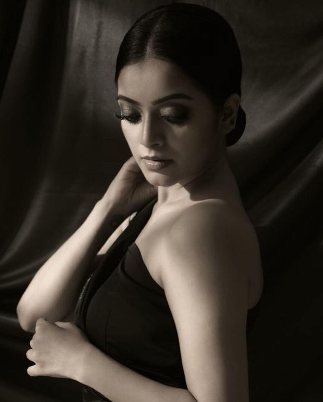 Janani Iyer Amazing New Photos