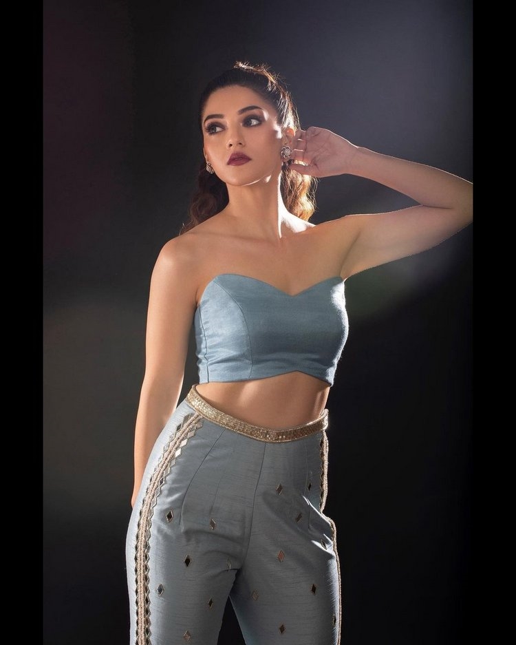 Mehreen Pirzada New Images In Shoot