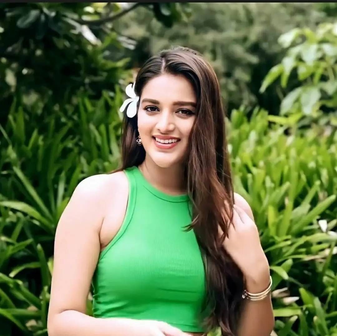 Nidhhi Agerwal Hot Photos In Green Dress