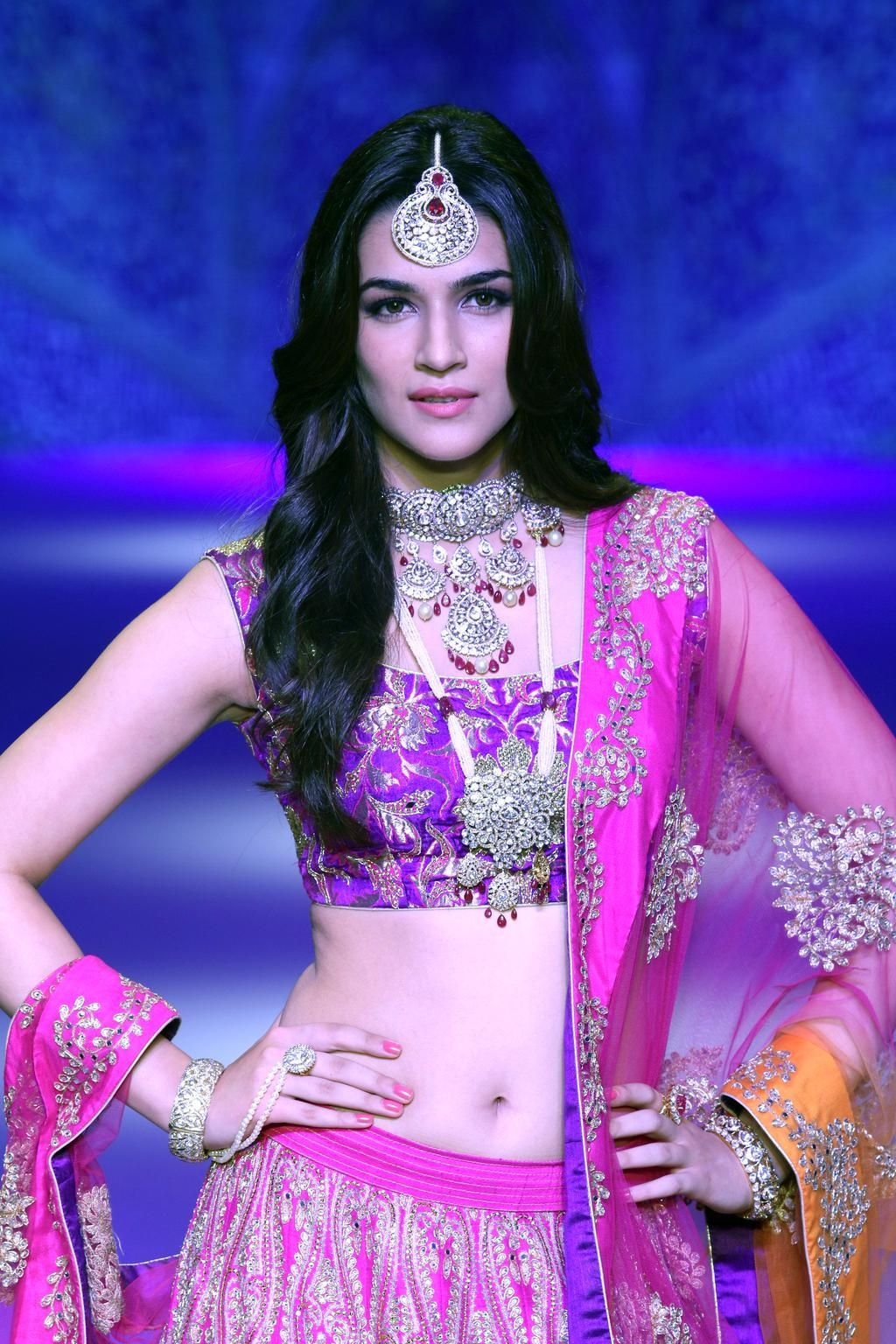 One Nenokkadine Actress Kriti Sanon Cute Images