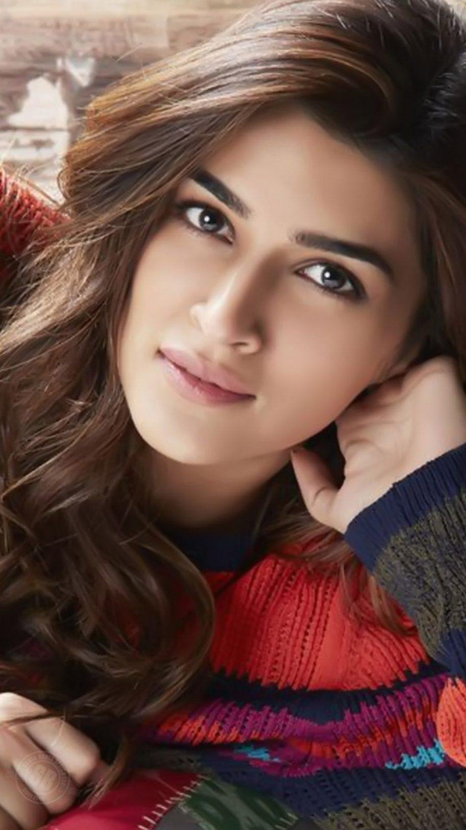 One Nenokkadine Actress Kriti Sanon Cute Images