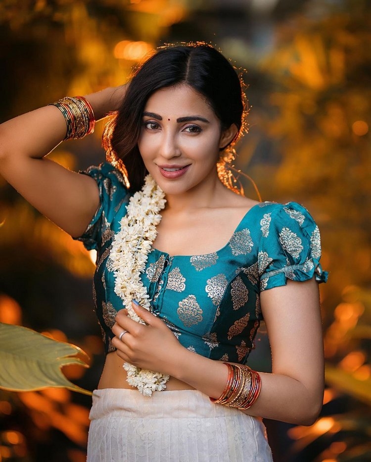 Parvati Nair Hot Photos In Keral Style