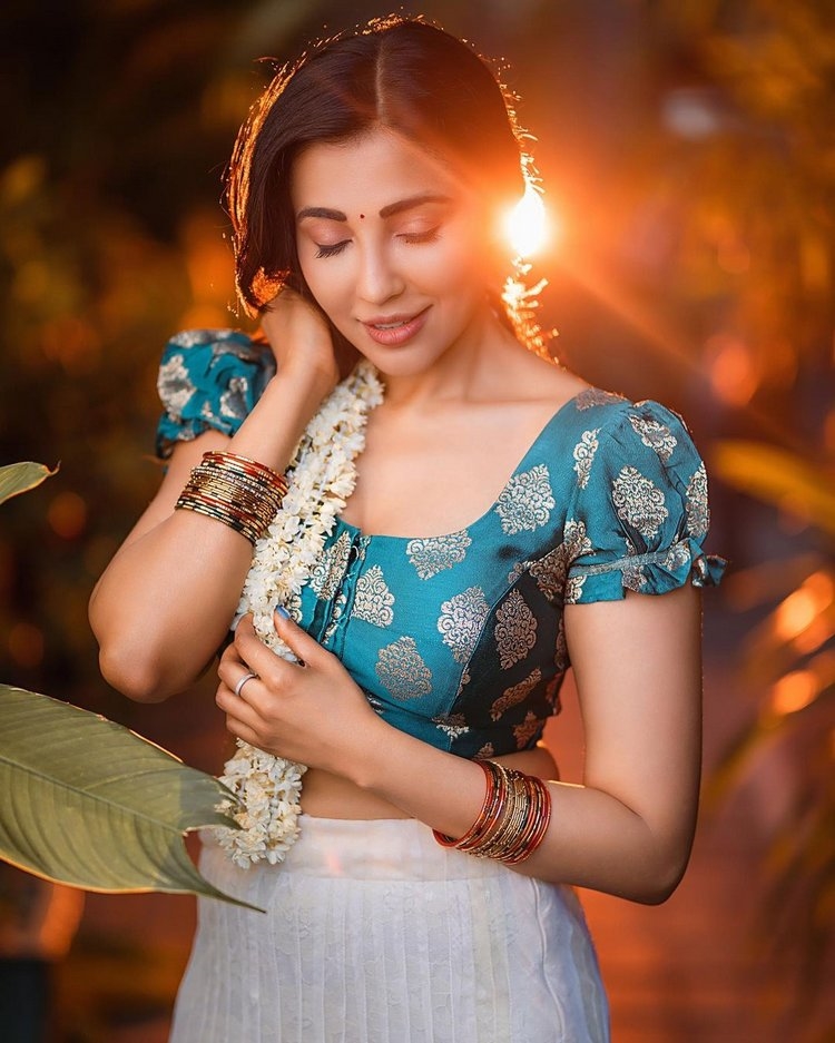 Parvati Nair Hot Photos In Keral Style