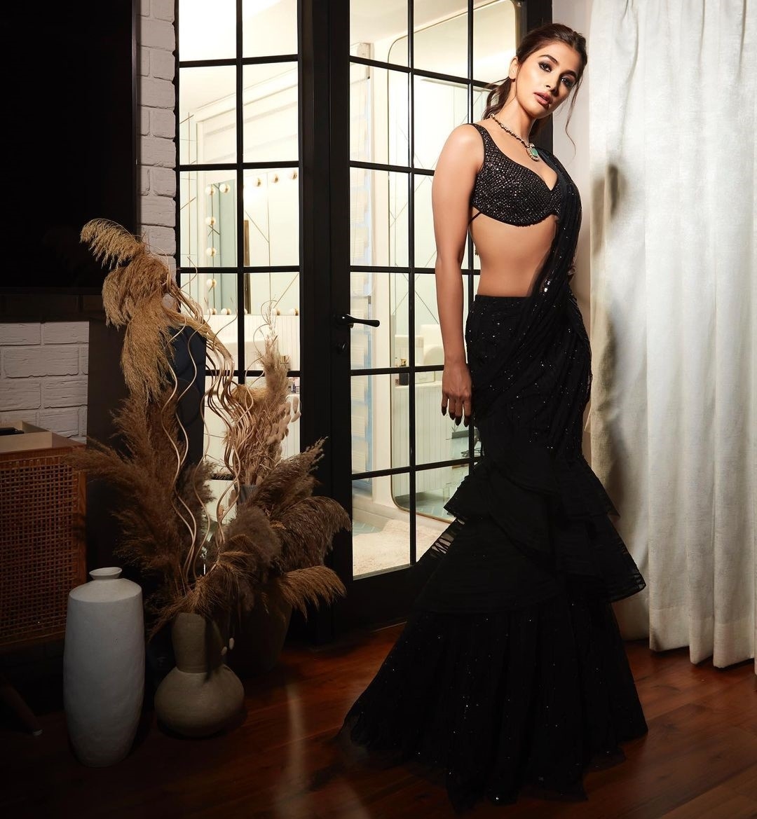 Pooja Hegde Tempting Hot Waist and Erotic Expression in Black Saree