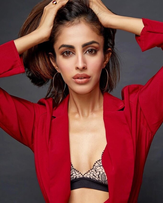 Priya Banerjee Hot Photos In Instagram