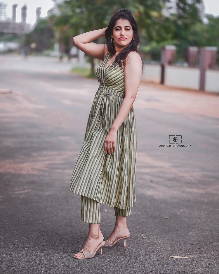 Rashmi Gautam Stunning Photos