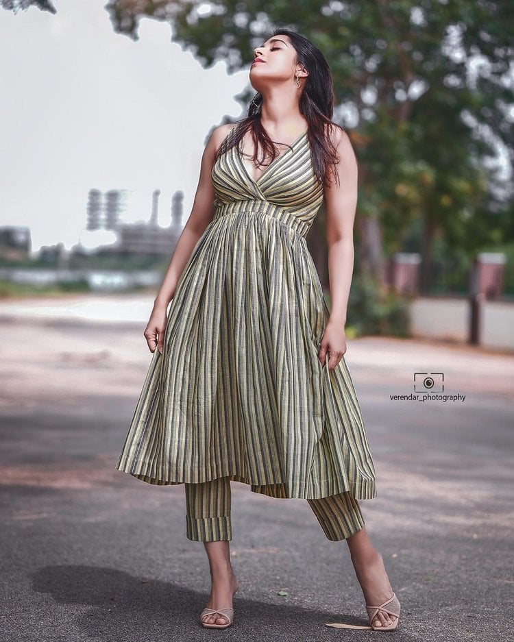 Rashmi Gautam Stunning Photos