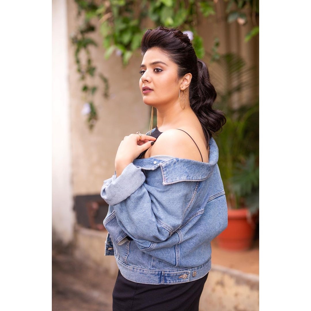 Sreemukhi Latest Photos In Sixth Sense Show