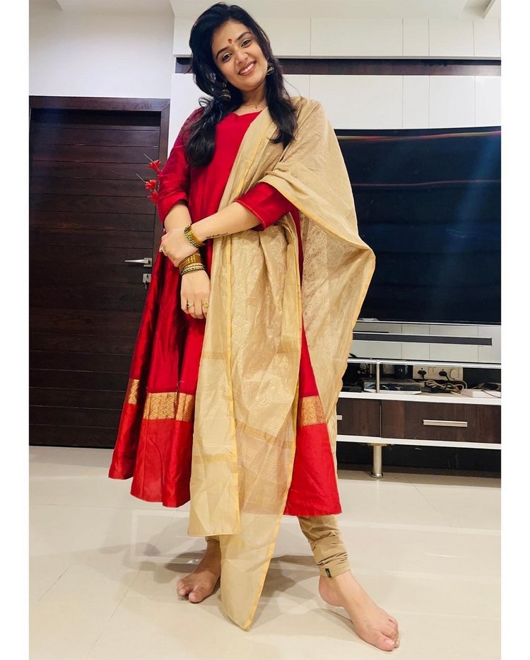 Sreemukhi New Images In Temple