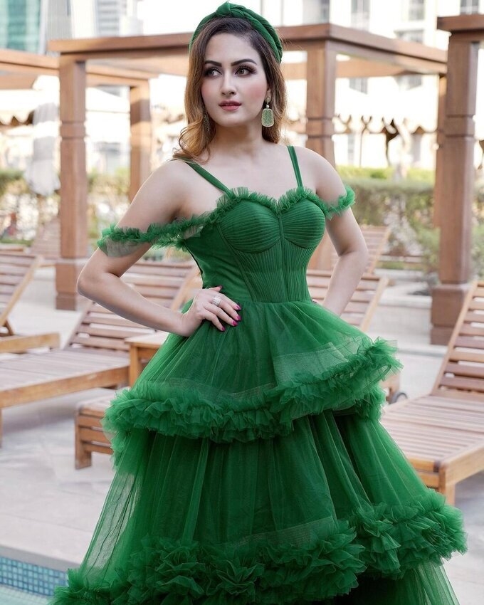 Zara Khan Images In Green Dress