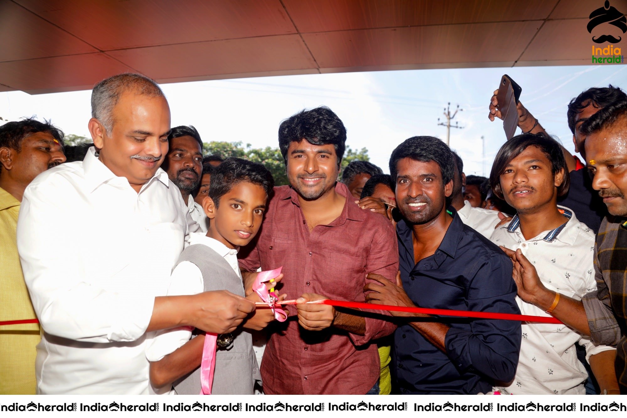 Actor Siva Karthikeyan Opened Comedy Actor Soori Restaurant in Madurai