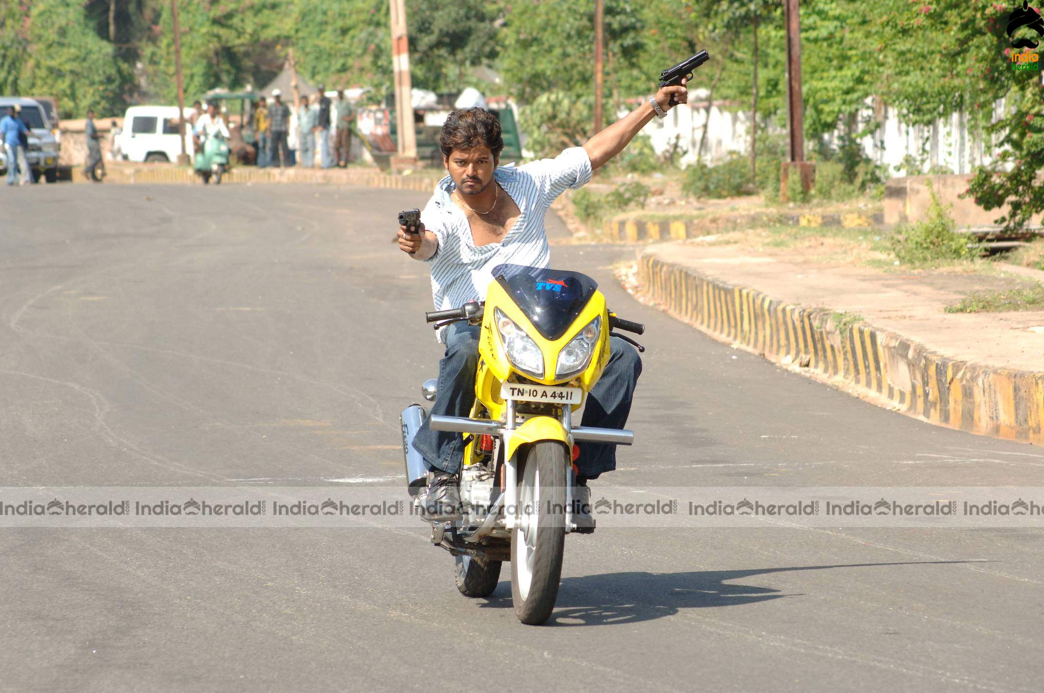 Actor Vijay Rare Photos with Hot Trisha from 2006 movie Aathi Set 4