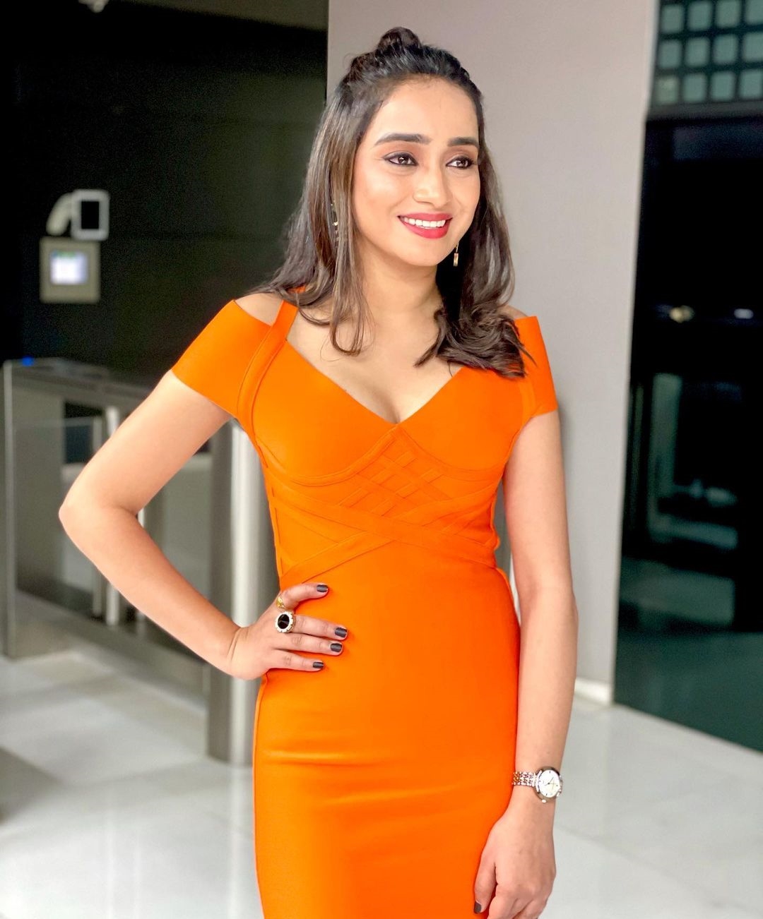 Anchor Vindhya Hot Pics In Orange Dress